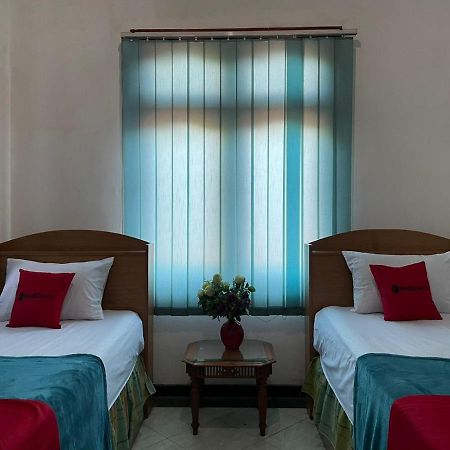 Hotel Reddoorz Syariah @ Karang Pilang Karangpilang Exterior foto