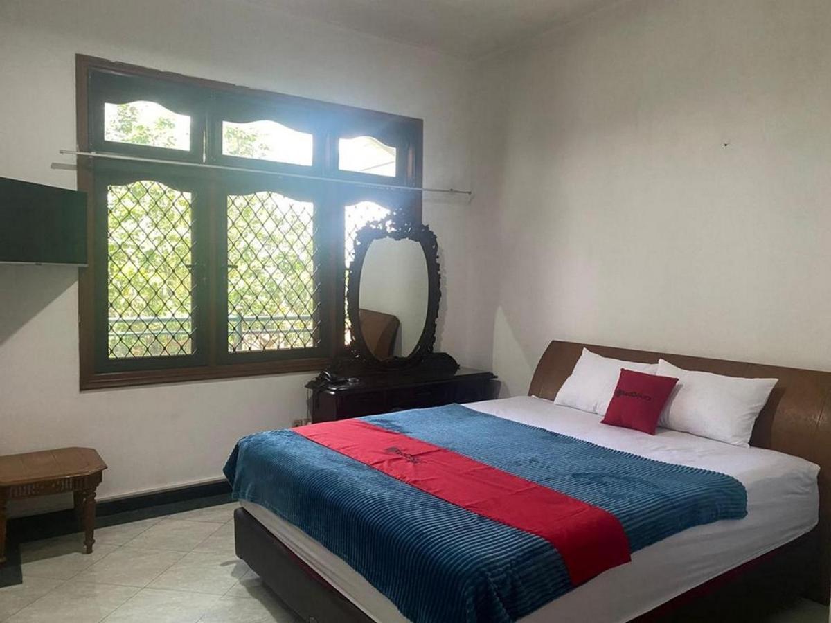 Hotel Reddoorz Syariah @ Karang Pilang Karangpilang Exterior foto