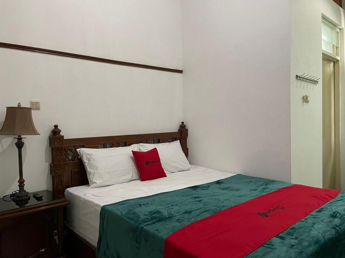 Hotel Reddoorz Syariah @ Karang Pilang Karangpilang Exterior foto