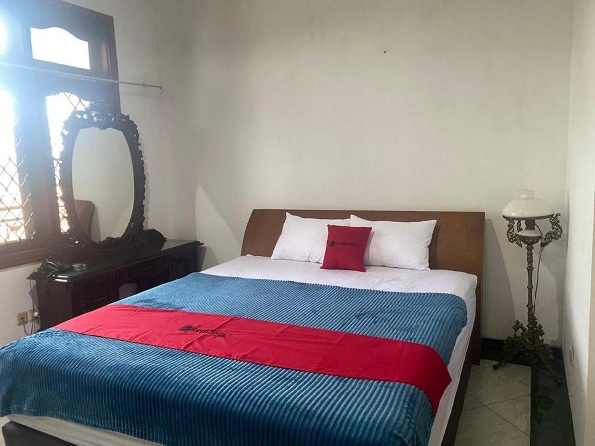 Hotel Reddoorz Syariah @ Karang Pilang Karangpilang Exterior foto