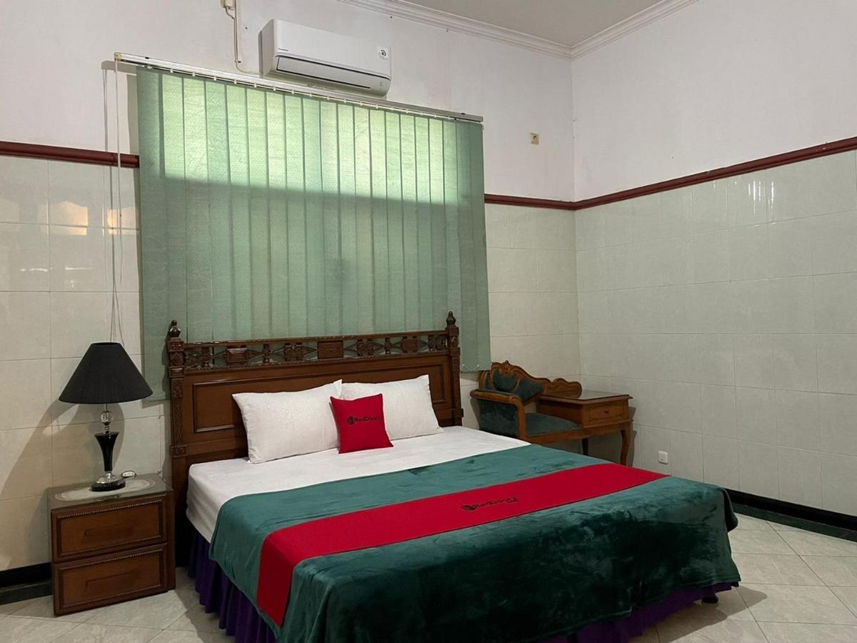 Hotel Reddoorz Syariah @ Karang Pilang Karangpilang Exterior foto