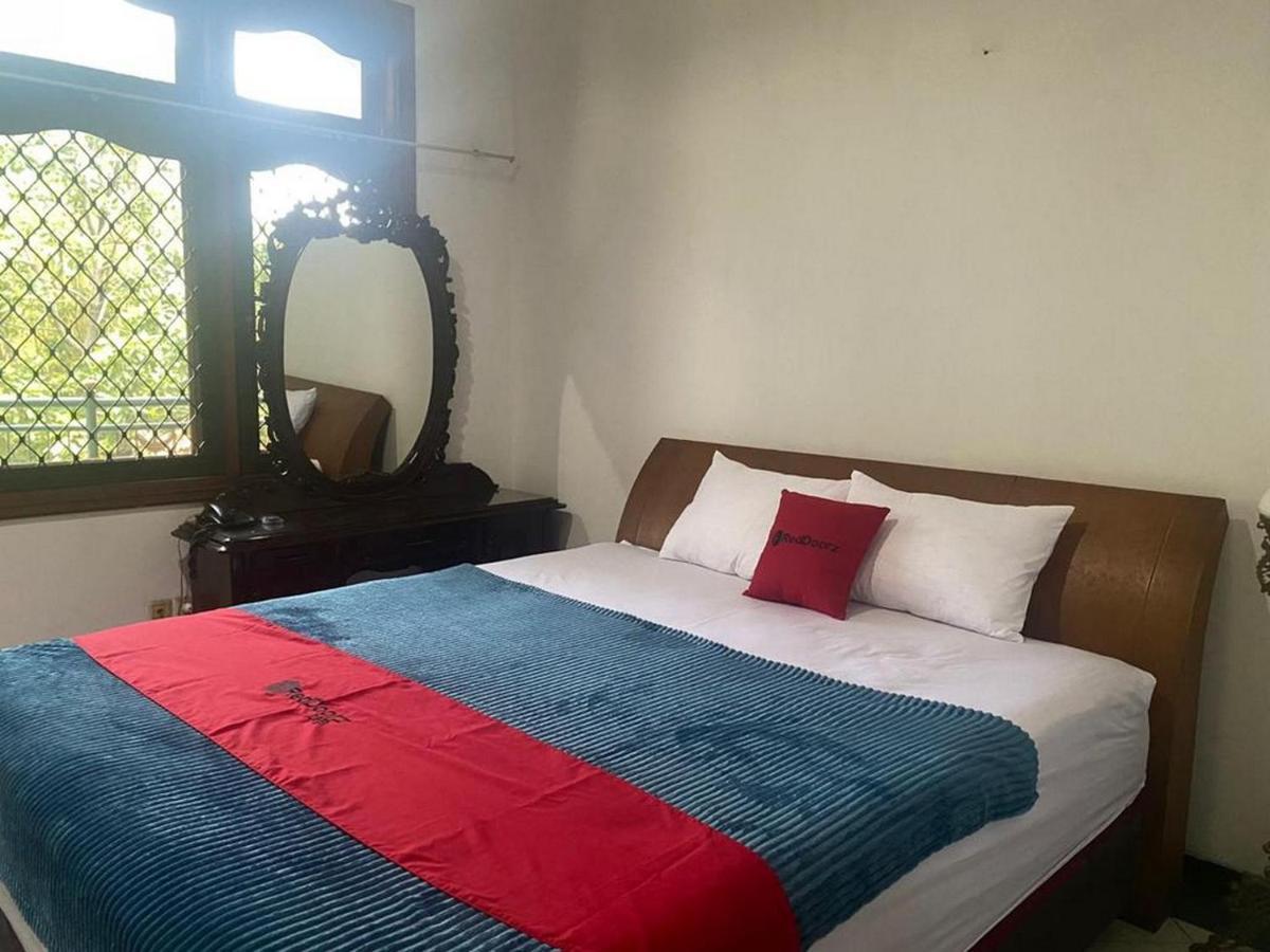 Hotel Reddoorz Syariah @ Karang Pilang Karangpilang Exterior foto